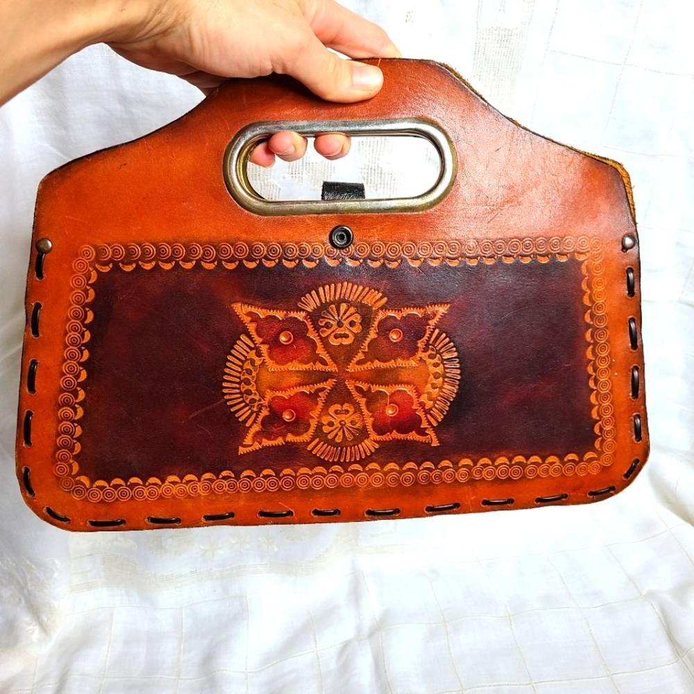 HANDMADE - Embossed leather purse